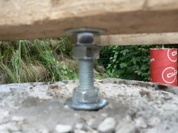 Details der Befestigungen der Unterzugbalken auf den Betonsockel 2