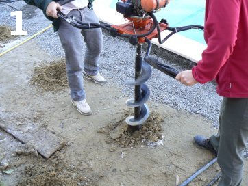 Herstellung der Löcher mit dem Erdbohrer