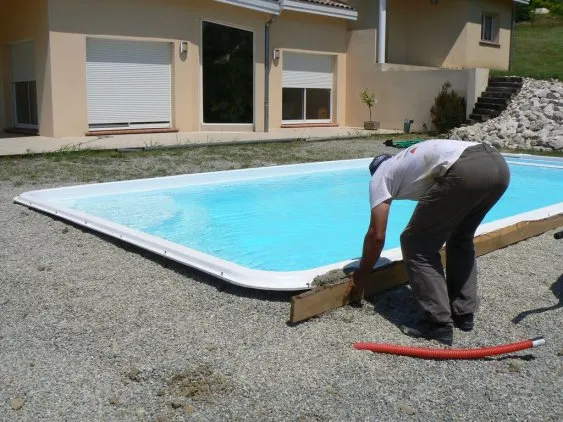 Der Schwimmbadbauer beendet das Betonband