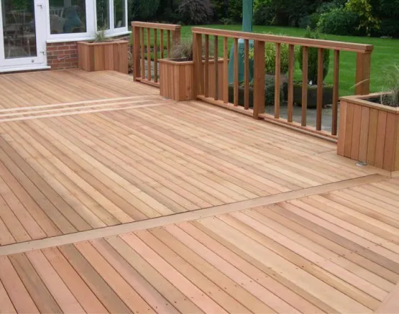 Terrasse aus Massivholz