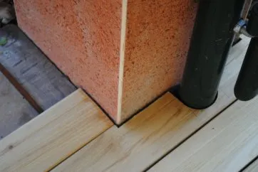 Schneiden der Terrassendielen an der Kante