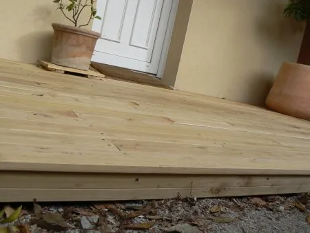 Abschlusskante unterhalb des Dielenbelags