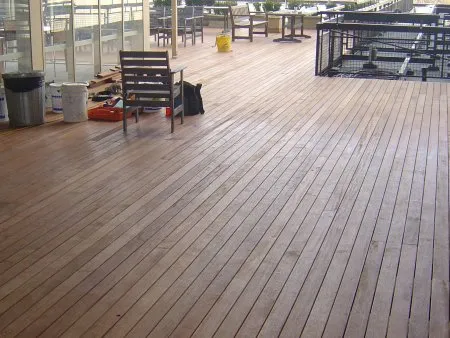 eine öffentliche Terrasse auf Bitumendichtbahnen (Teerpappe)