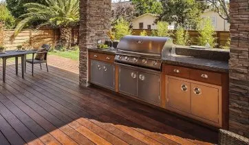 Terrasse aus Verbundholz für Gäste