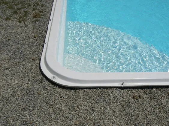 Der Schwimmbeckenrand besteht aus Harz. Wir werden die Dielen direkt darauf befestigen können, da es sehr dick ist.