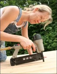 Vorschaubild des Artikels : Vernageln mit Druckluftnagler