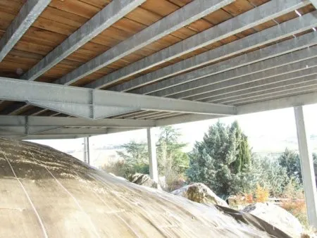 Terrasse auf einer Metallstruktur