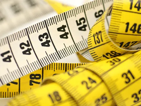 Die Breite der Dielen des Bodenbelags 