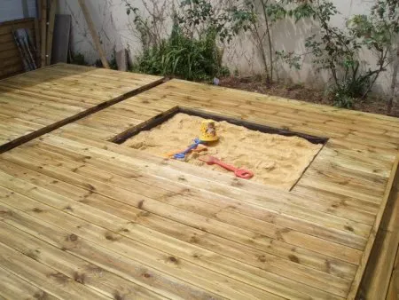 Ein Sandkasten für die Kinder
