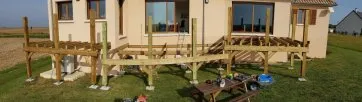 Ansicht der befestigten Pfosten und Unterzugbalken