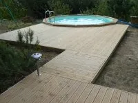 Vorschaubild des Artikels : Eine Terrasse um ein Holzschwimmbecken
