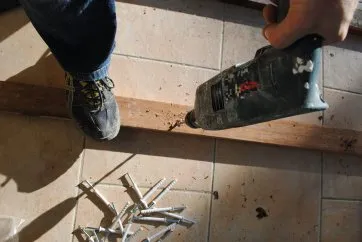Details der Befestigung der Lagerhölzer auf der Betonplatte
