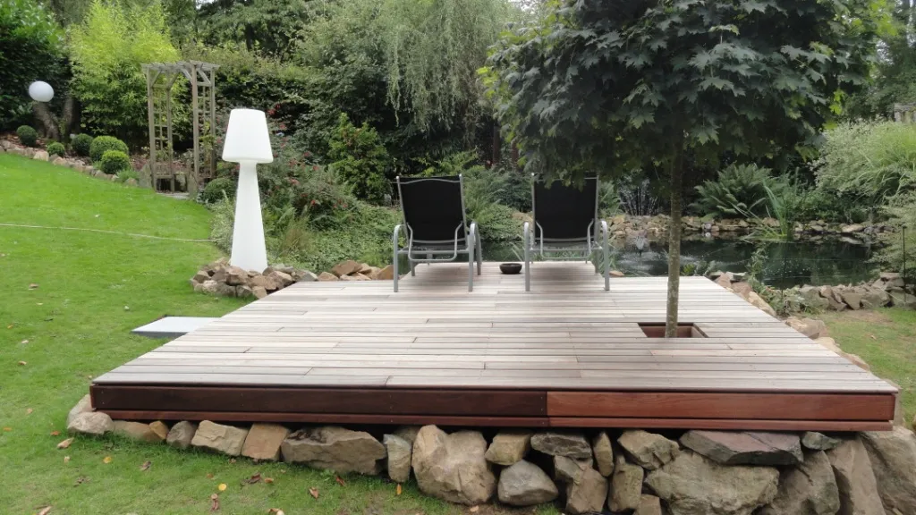 Die Terrasse scheint auf einem Felsbett zu schweben.