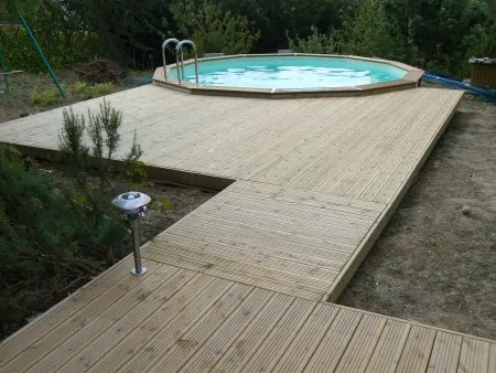 Eine Terrasse um ein Holzschwimmbecken