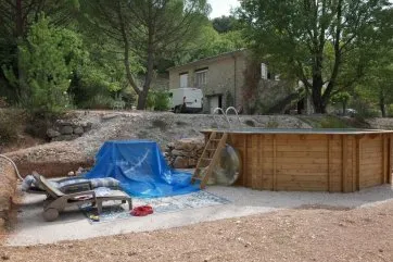 Das Holzschwimmbad vor der Realisierung der Holzterrasse