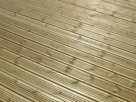 Durch Druckverfahren schutzsalzimprägniertes Holz