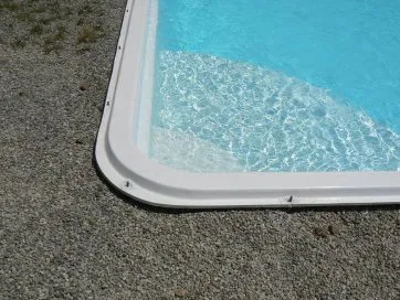 Der Schwimmbeckenrand besteht aus Harz. Wir werden die Dielen direkt darauf befestigen können, da es sehr dick ist.