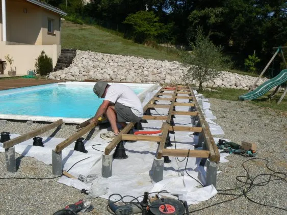 Kunststoffsockel in der Mitte und Betonsockel drum herum