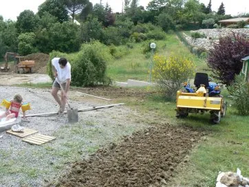 Wir sind am Bodenfräser vorbeigefahren, um den Boden zu erweichen.