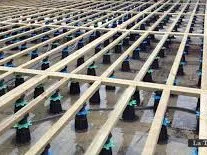 Beispiele für die Verlegung auf verstellbaren Kunststoffsockeln