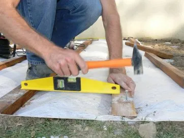 Einen Dübel einschlagen 