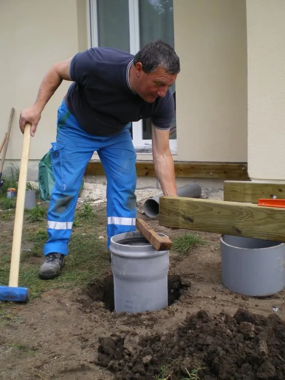 Einschalung der Sockel mit Abflussrohren aus Kunststoff