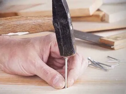 Schrauben und Clips zur Befestigung der Dielen