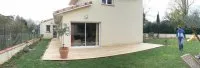 Vorschaubild des Artikels : Eine niedrige Terrasse aus Robinie auf Betonsockeln