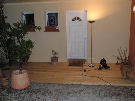 Holzterrasse auf Fliesenplatte