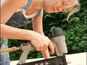 Vernageln mit Druckluftnagler