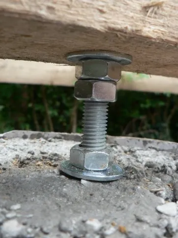 Details der Befestigungen der Unterzugbalken auf den Betonsockel 1