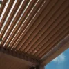 Bioklimatische Pergola, ausgestattet mit Mechanismen von SUNDIY 20 mm und Lamellen aus Aluminium in der Farbe RAL 8011