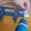 Einfache und praktische Befestigung mit Clips für SUNDIY 20 mm Aluminiummechanismen in der Farbe RAL 7016