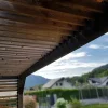Unter der bioklimatischen Pergola: Douglasienholzlamellen im Blick
