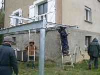 Der Hauptnterzugbalken wurde auf seine beiden Pfosten gesetzt