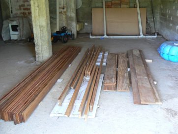 Holzmaterialien werden an einem trockenen Ort gelagert